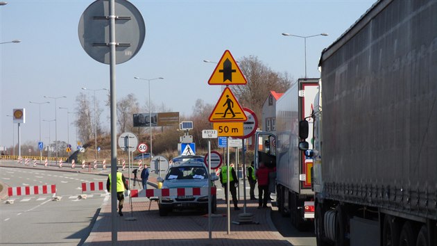Polští policisté kontrolují kvůli koronaviru posádky aut na hraničním přechodu v Náchodě (17. 3. 2020).