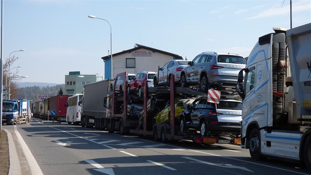 Kolona kamion stoj ped hraninm pechodem v Nchod (17. 3. 2020).