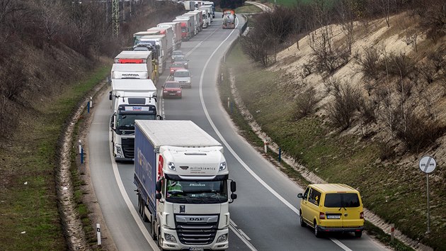 Kolona kamionů se táhla od hranic v Náchodě až do Jaroměře (17. 3. 2020).