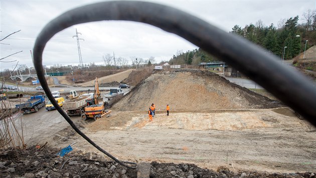 Na Bl Hoe v Plzni vznik provizorn silnice, aby po dobu vstavby kruhov kiovatky bylo zajitno propojen mezi Jaten tdou a ulic kolem Velkho Boleveckho rybnka.  (11. 3. 2020)