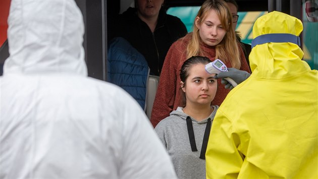 Policist, hasii a celnci kontroluj v Rozvadov cestujc vracejc se do esk republiky ze zahrani. Na snmku jsou dti pijdjc ze kolnho vletu ve Francii. (13. 3. 2020)