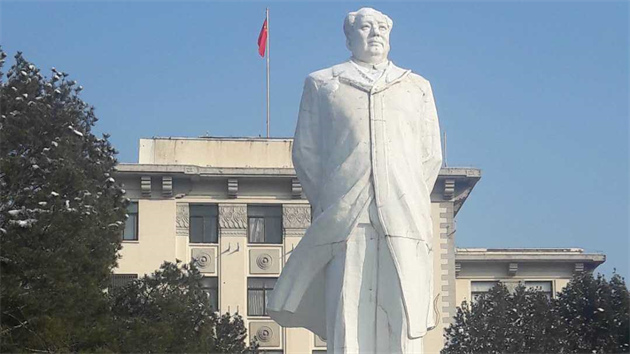 Student Zpadoesk univerzity v Plzni Rodrigo Acevedo zstal uvznn v univerzitnm arelu v Pekingu. Kvli hrozc nkaze koronavirem nesm u tm dva msce opustit koleje.