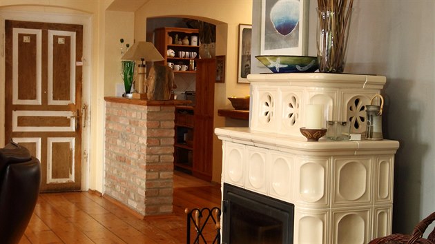 Dominantou obývacího pokoje jsou kachlová kamna, která se nejen starají o příjemné teplo, ale také podtrhují styl celé obývací části.