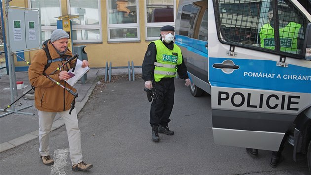 Na hraninm pechodu pro p z eskho Tna do polskho Tna na most Ptelstv policist na obou stranch kontroluj pchoz, kte maj vjimku ze zkazu vstupu. (16. 3. 2020)