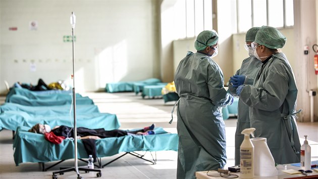 Zdravotnci v improvizovan nemocnici v severoitalskm mst Brescia (10. bezna 2020)
