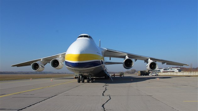 Velkokapacitn ukrajinsk letoun An-124 Ruslan, kter do eska peprav z ny rouky, respirtory a dal zdravotnick materil. (18. bezna 2020)