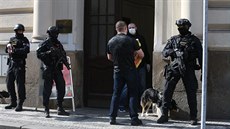 Na pra�ském magistrátu zasahovala policie. (18. b�ezna 2020)