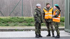 Hraniní pechod Pomezí - Schirnding. Vojáci ze zdravotnické sluby AR se...