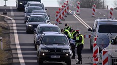 Hraniní pechod Pomezí - Schirnding, fronta na smrem do Nmecka. (16. bezna...