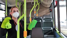 Úklidová firma zajiuje dezinfekci autobus karlovarského dopravního podniku v...