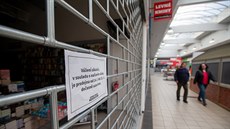 Uzavená v sobotu zstala vtina obchod v nákupním centru Area Bory v Plzni....