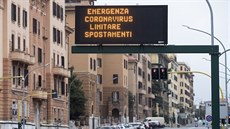 Vylidnné ulice íma. V Itálii platí pátým dnem zákaz vycházení. (14. bezna...