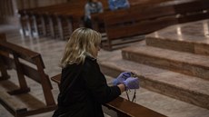 Lidé se modlí v kostele v Madridu. (15. bezna 2020)