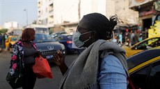 Lidé v roukách procházejí po ulici v Dakaru, hlavním mst Senegalu. (18....