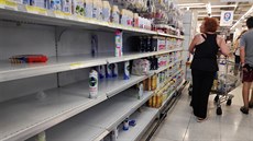 Lidé v argentinském mst Buenos Aires vykoupili zboí v supermarketech. (13....