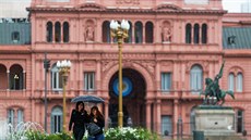 Lidé se procházejí ped prezidentským palácem v argentinském hlavním mst...