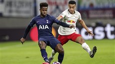 Ryan Sessegnon (Tottenham) nahrává bránný Tylerem Adamsem z Lipska.