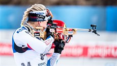 Lucie Charvátová stílí bhem sprintu v Kontiolahti.