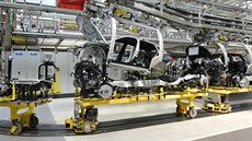 Spojení karoserie s nápravami a motorem se �íká �svatba�, na tento úkon jsou...