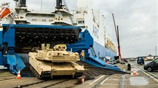 Vykládka americké techniky v nmeckém pístavu Bremerhaven