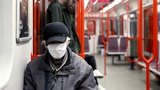 Senior v praském metru se chrání roukou ped monou nákazou koronavirem. (13....
