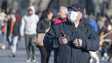 Lidé v centru české metropole se chrání rouškami proti možné nákaze...