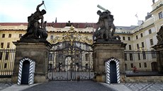 Kvli zákazu volného pohybu osob v esku je okolí uzaveného Praského hradu...