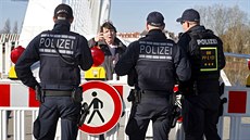 Policisté na německo-francouzské hranici v Kehlu zabraňují ženě vstoupit na... | na serveru Lidovky.cz | aktuální zprávy