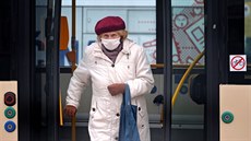 Seniorka v rouce vystupuje z autobusu mstské hromadné dopravy v Jihlav. (17....