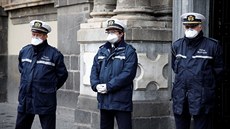 Italtí policisté steí ulice Milána poté, co vláda rozhodla o celostátní...