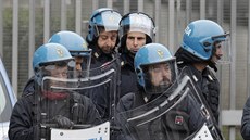 Italští policisté před branami vězení, kde vězni uspořádali protest po oznámení...