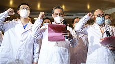íntí lékai písahají poslunost komunistické stran ve Wu-chanu, kde vypukla...