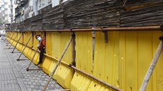 Sanitární pracovník prolézá barikádami v �ínském m�st� Wu-chan, kde vypukla...