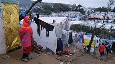 Uprchlice stojí u peplnného uprchlického tábora Moria na eckém ostrov...