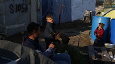 Dti migrant si hrají u peplnného uprchlického tábora Moria na eckém...