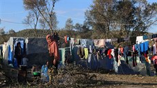 Migranti u peplnného uprchlického tábora na eckém ostrov Lesbos (11. bezna...