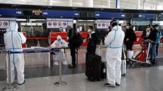 Lidé s ochrannými roukami na letiti v Pekingu. ína nyní eviduje více pípad...