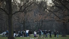 Mladí Nmci v berlínském parku. Berlín zakázal veejná shromádní nad 50 lidí,...