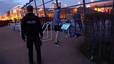 Frankfurtská policie uzavírá park, kde se lidí shromaovali navzdory zákazu...