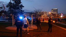 Frankfurtská policie uzavírá park, kde se lidí shromaovali navzdory zákazu...