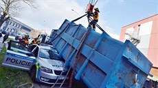 Čtyřtunový kontejner policejní vůz částečně zdemoloval. (10. března 2020)
