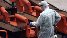 Turecký pracovník kvli pandemii koronaviru dezinfikuje parlament v Ankae....