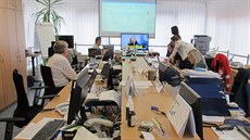 �lenové pracovní skupiny krizového �tábu sedí v budov� krajského ú�adu.