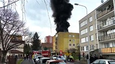 V praské ulici V Pláni zaala hoet stecha panelového domu, která se...