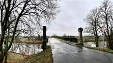 Most mezi eany a Kladruby nad Labem je vyilý. Jeho nástupce u existuje na...