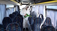 Dezinfekce v rámci prevence íení koronaviru  v autobusech spolenosti Arriva....