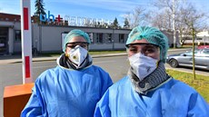 Mení teploty v testovacím stanu u areálu nemocnice v Uherském Hraditi.  (16....