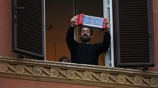 Italové v domácí karantén poádají na balkónech malá koncertní vystoupení pro...