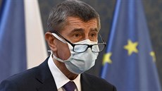 Premiér Andrej Babi v ochranné rouce na tiskové konferenci po mimoádném...