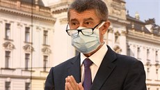 Premiér Andrej Babi� v ochranné rou�ce na tiskové konferenci po mimo�ádném...